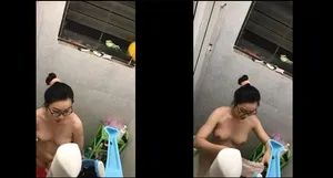 在浴室附近偷拍一名学生